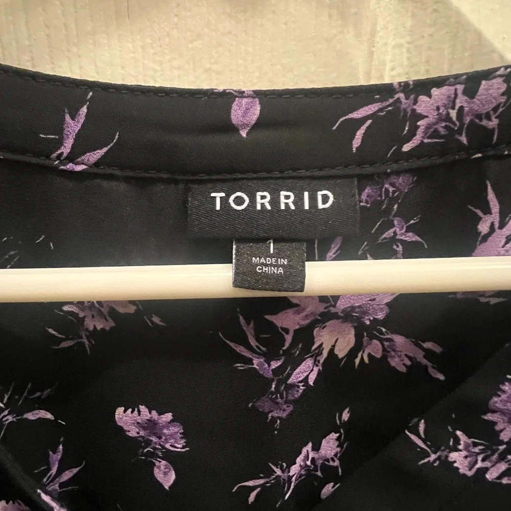 Torrid Black and Purple Ruched Puff Sleeve Blouse 1X (14-16) - Picture 8 of 9